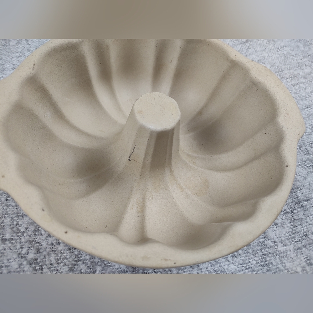 The Pampered Chef Beige Bundt Cake Pan Bake Mold Stone - Picture 3 of 6